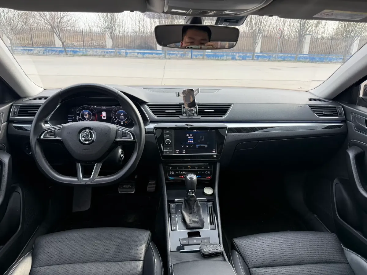 2019 Skoda Superb 2.0T 186HP L4 7DCT,autocango,china used car exporter,china ev exporter,chinese used car exporter,chinese used ev exporter