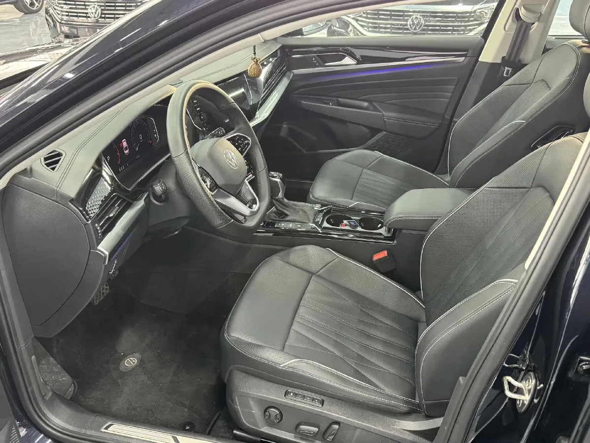 2024 Volkswagen Passat 2.0T 220HP L4 7DCT,autocango,china used car exporter,china ev exporter,chinese used car exporter,chinese used ev exporter