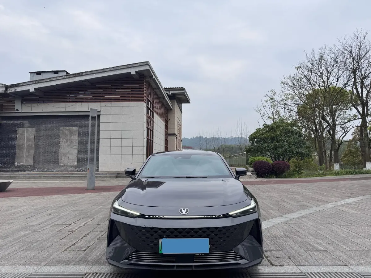 2024 ChangAn UNI-V iDD 1.5L 110HP L4 E-CVT PHEV 18.99KWH,autocango,china used car exporter,china ev exporter,chinese used car exporter,chinese used ev exporter