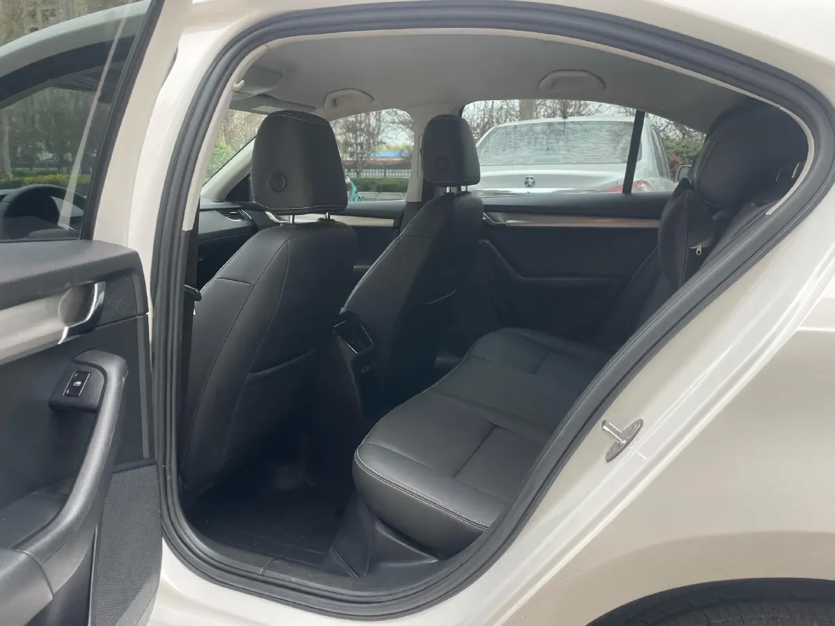 2018 Skoda Octavia 1.2T 116HP L4 7DCT,autocango,china used car exporter,china ev exporter,chinese used car exporter,chinese used ev exporter