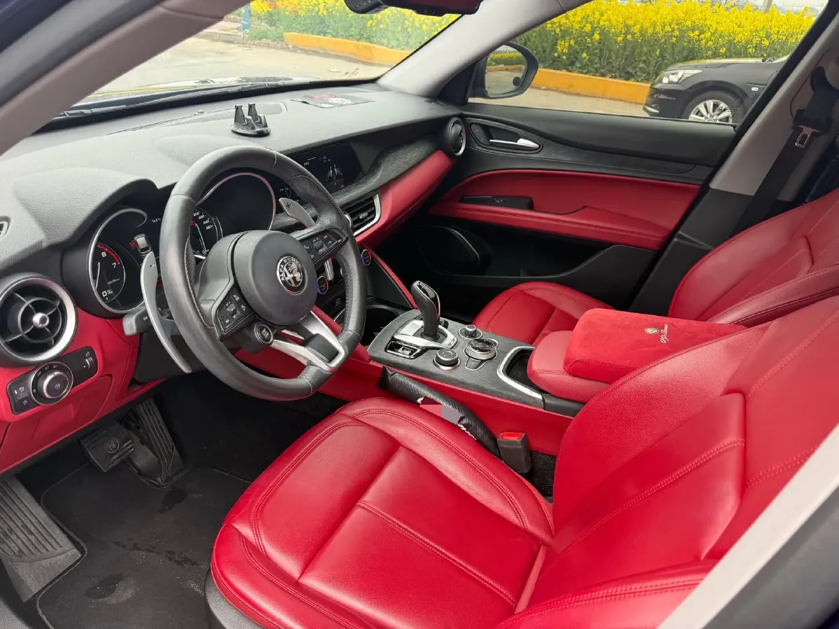 2021 Alfa Romeo Stelvio 2.0T 280HP L4 8AT,autocango,china used car exporter,china ev exporter,chinese used car exporter,chinese used ev exporter