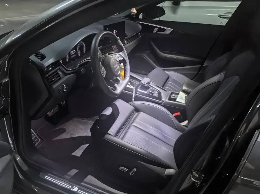 2024 Audi A4L 2.0T 190HP L4 7DCT,autocango,china used car exporter,china ev exporter,chinese used car exporter,chinese used ev exporter