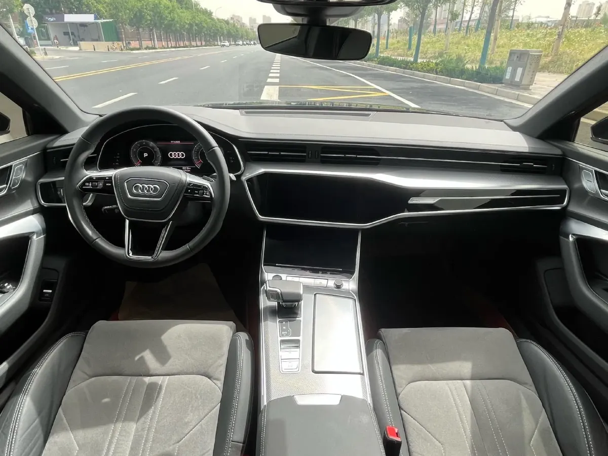 2024 Audi A6L 2.0T 190HP L4 7DCT,autocango,china used car exporter,china ev exporter,chinese used car exporter,chinese used ev exporter