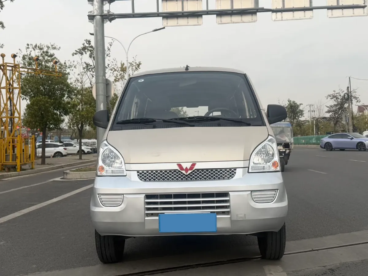 2021 WuLing RongGuang 1.5L 99HP L4 5MT,autocango,china used car exporter,china ev exporter,chinese used car exporter,chinese used ev exporter