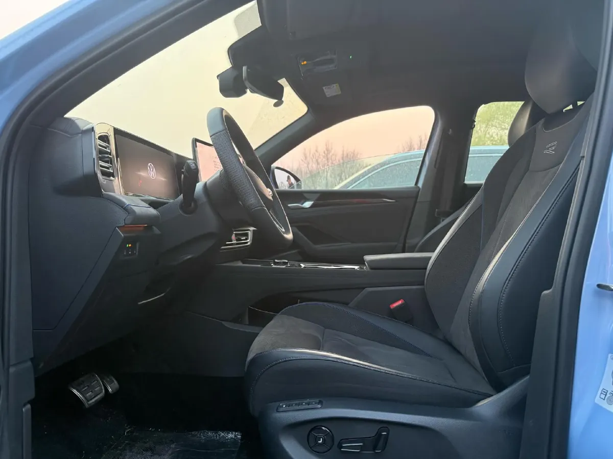 2025 Volkswagen Tiguan L 2.0T 220HP L4 7DCT,autocango,china used car exporter,china ev exporter,chinese used car exporter,chinese used ev exporter