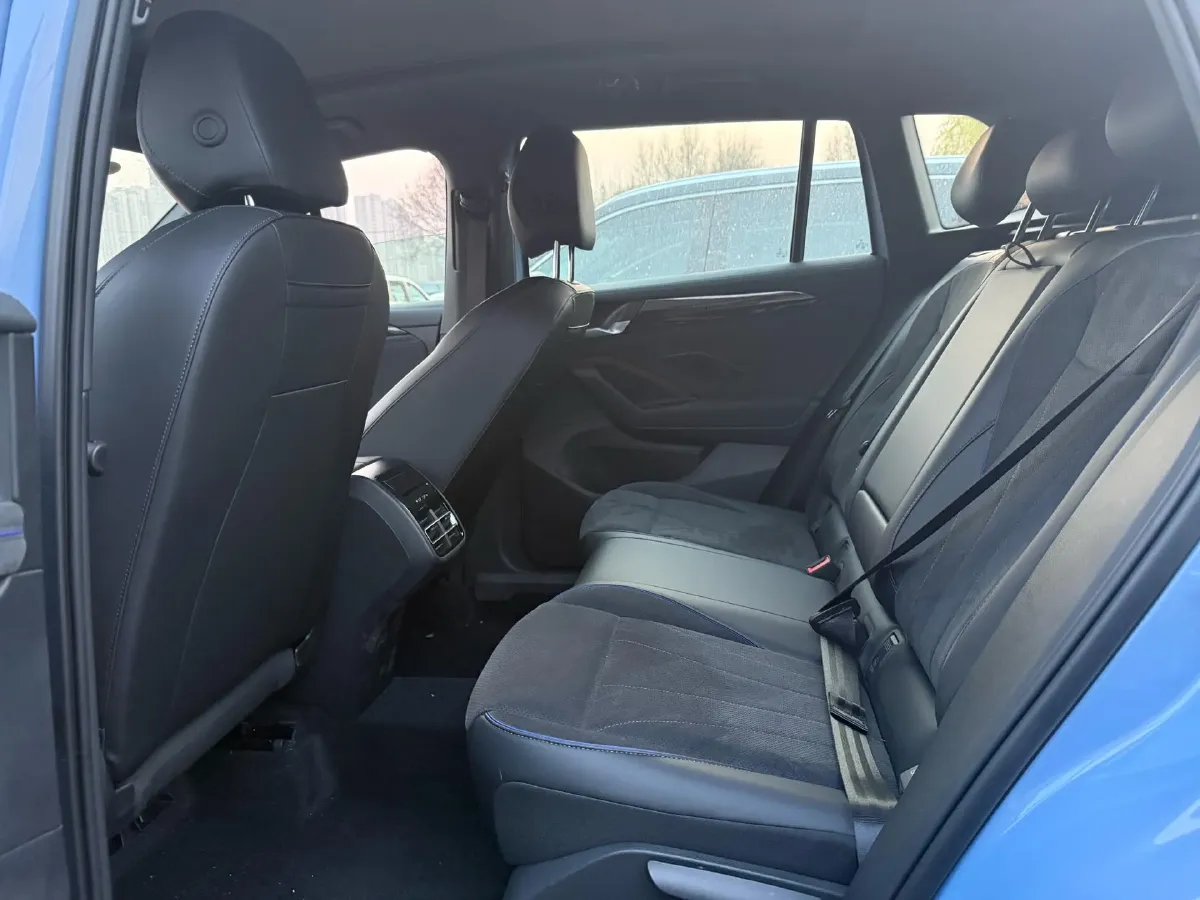 2025 Volkswagen Tiguan L 2.0T 220HP L4 7DCT,autocango,china used car exporter,china ev exporter,chinese used car exporter,chinese used ev exporter