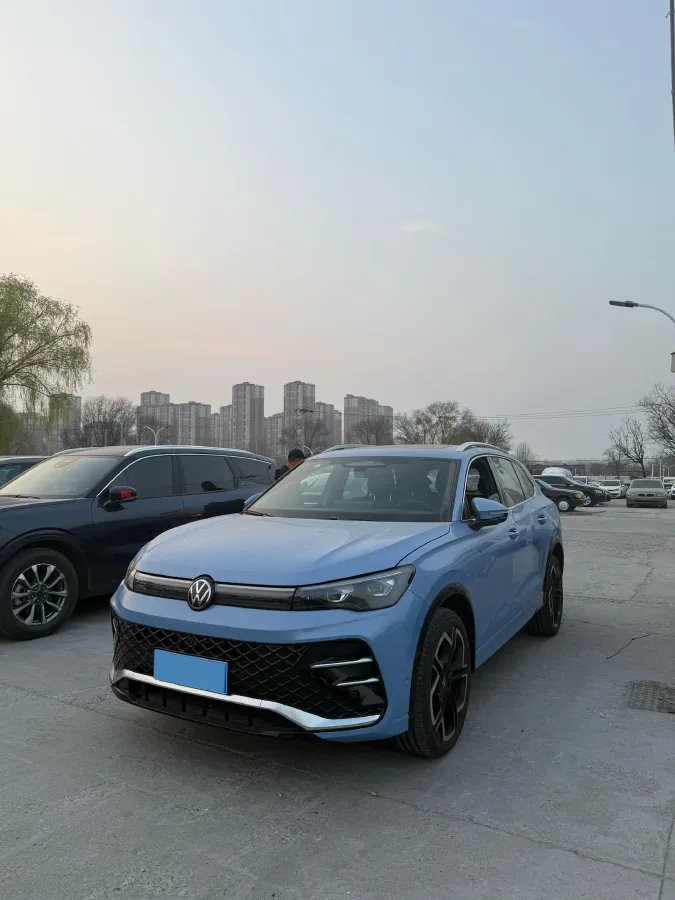 2025 Volkswagen Tiguan L 2.0T 220HP L4 7DCT,autocango,china used car exporter,china ev exporter,chinese used car exporter,chinese used ev exporter