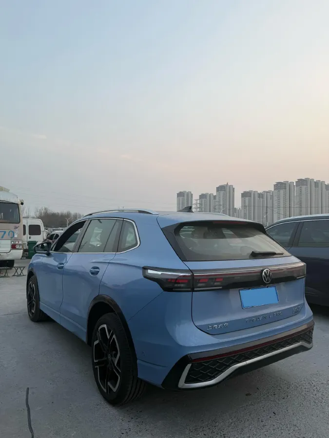 2025 Volkswagen Tiguan L 2.0T 220HP L4 7DCT,autocango,china used car exporter,china ev exporter,chinese used car exporter,chinese used ev exporter
