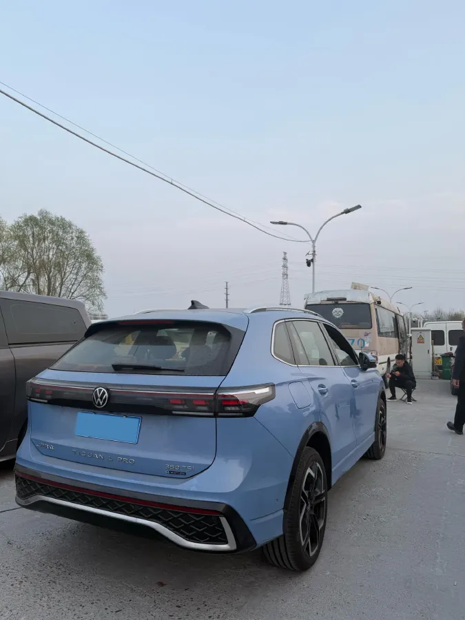 2025 Volkswagen Tiguan L 2.0T 220HP L4 7DCT,autocango,china used car exporter,china ev exporter,chinese used car exporter,chinese used ev exporter