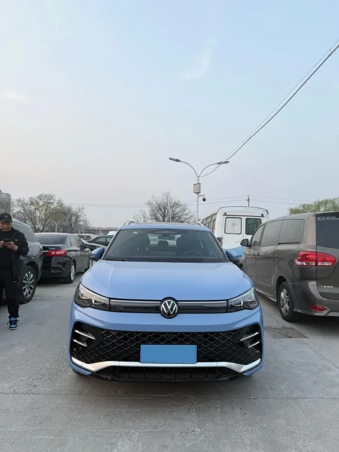 2025 Volkswagen Tiguan L 2.0T 220HP L4 7DCT,autocango,china used car exporter,china ev exporter,chinese used car exporter,chinese used ev exporter