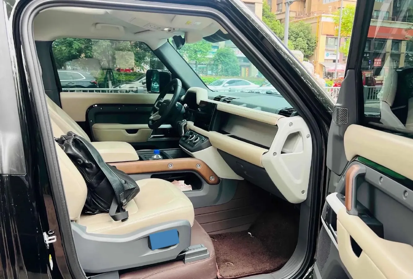 2022 Land Rover Defender 2.0T 300HP L4 8AT,autocango,china used car exporter,china ev exporter,chinese used car exporter,chinese used ev exporter