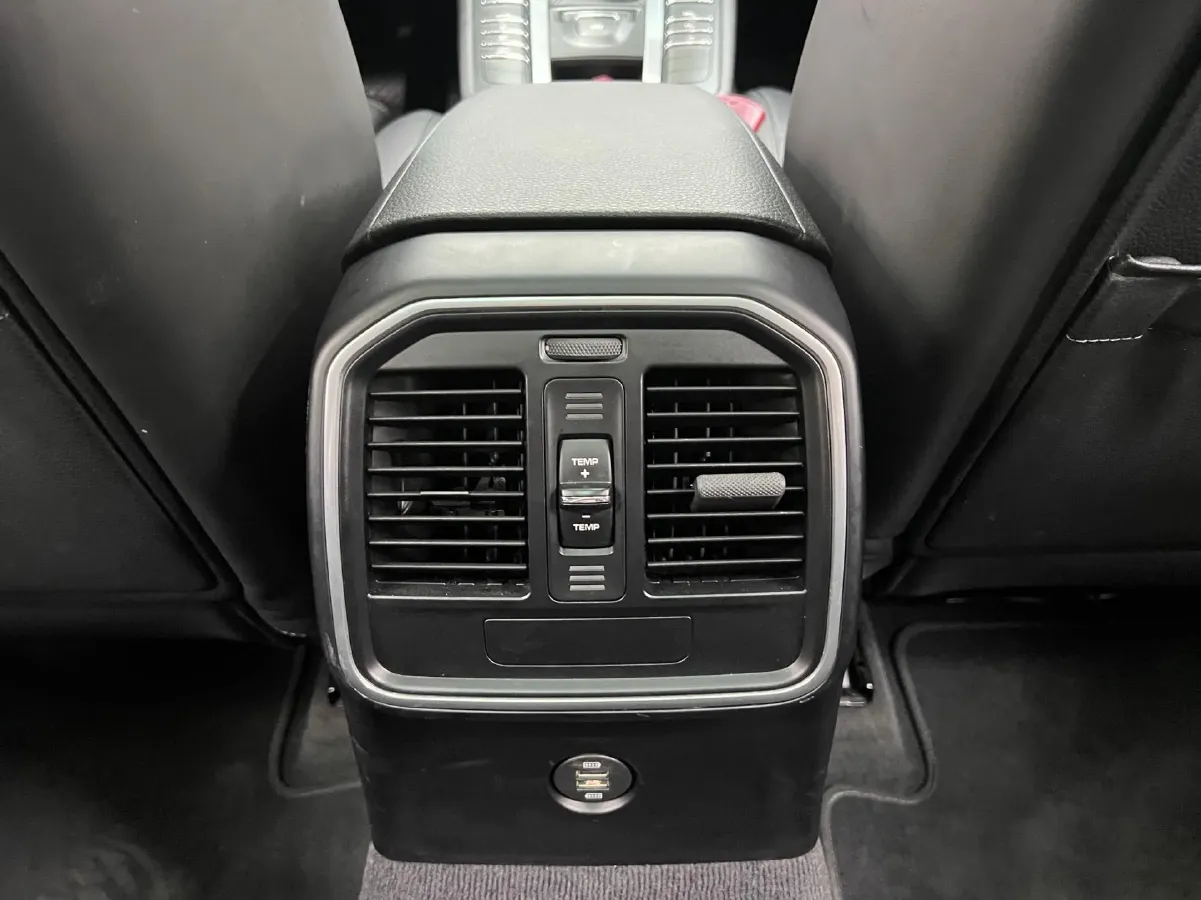 2018 Porsche Macan 2.0T 252HP L4 7DCT,autocango,china used car exporter,china ev exporter,chinese used car exporter,chinese used ev exporter