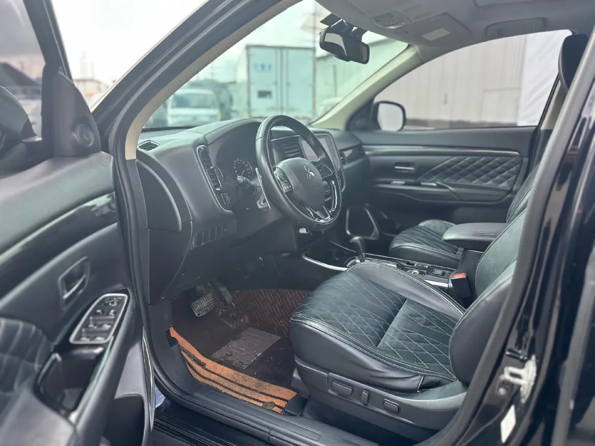 2020 Mitsubishi Outlander 2.4L 192HP L4 CVT,autocango,china used car exporter,china ev exporter,chinese used car exporter,chinese used ev exporter