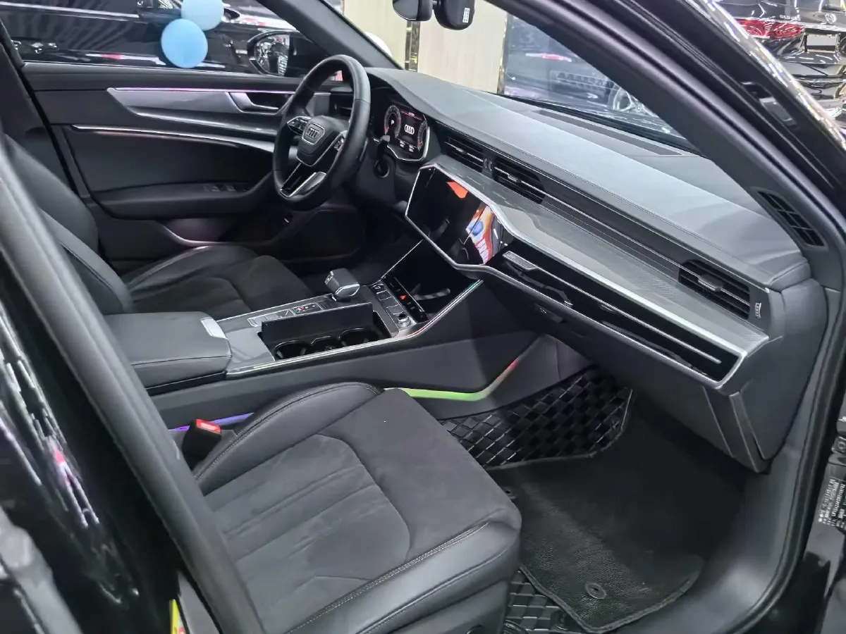 2024 Audi A6L 2.0T 245HP L4 7DCT,autocango,china used car exporter,china ev exporter,chinese used car exporter,chinese used ev exporter