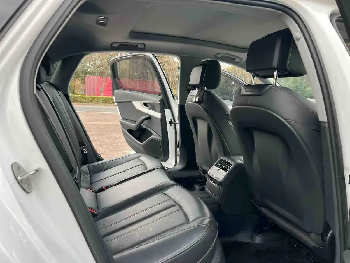 2023 Audi A4L 2.0T 190HP L4 7DCT,autocango,china used car exporter,china ev exporter,chinese used car exporter,chinese used ev exporter