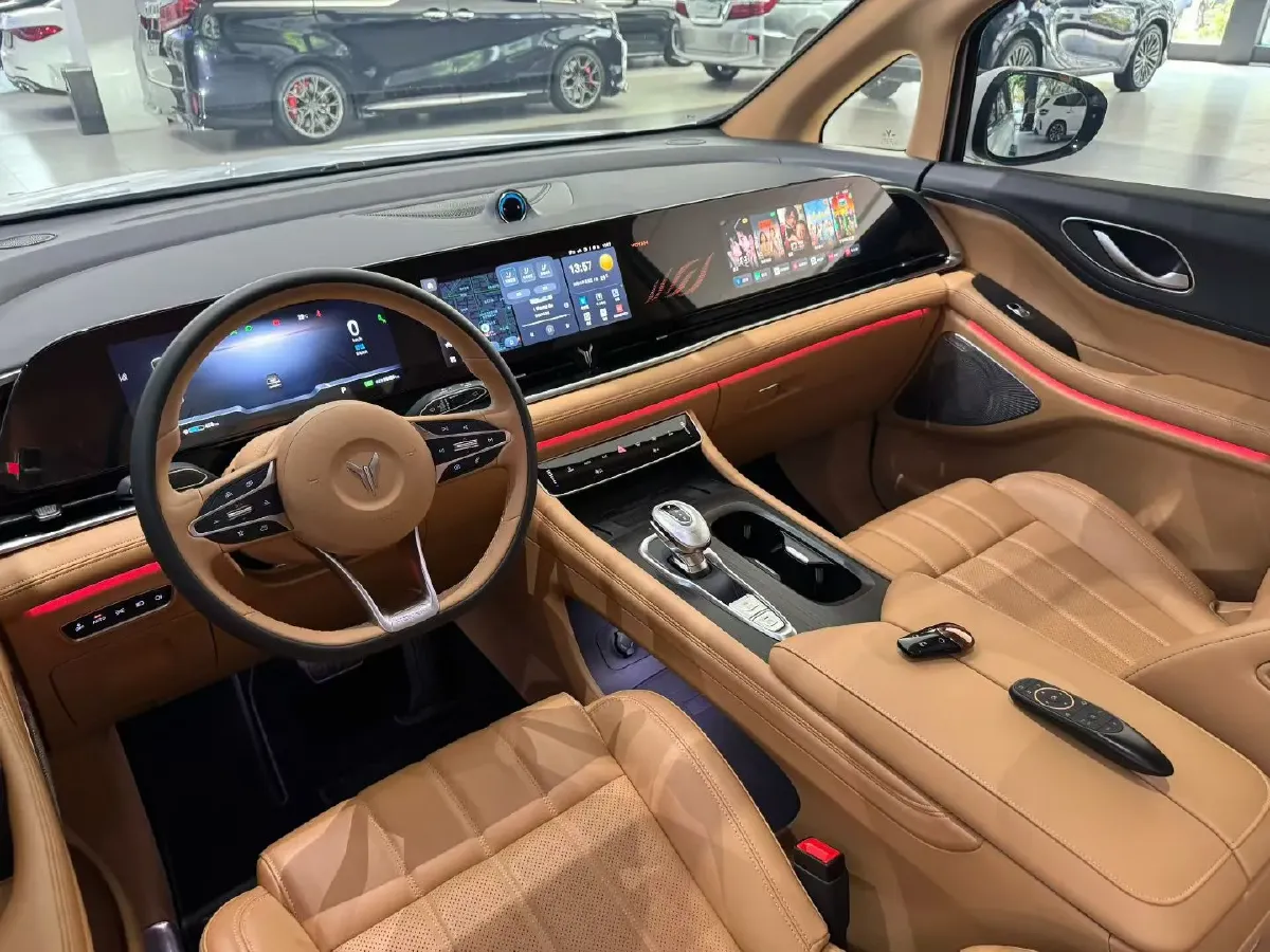 2024 Voyah Dream 1.5T 150HP L4 PHEV 43KWH,autocango,china used car exporter,china ev exporter,chinese used car exporter,chinese used ev exporter