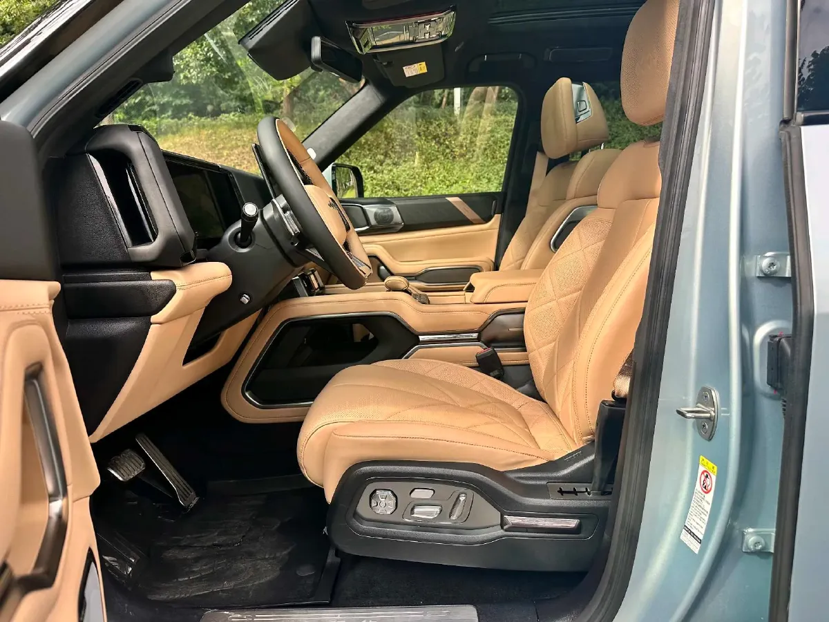 2025 FangChengBao Bao 8 2.0T 245HP L4 E-CVT PHEV 36.8KWH,autocango,china used car exporter,china ev exporter,chinese used car exporter,chinese used ev exporter