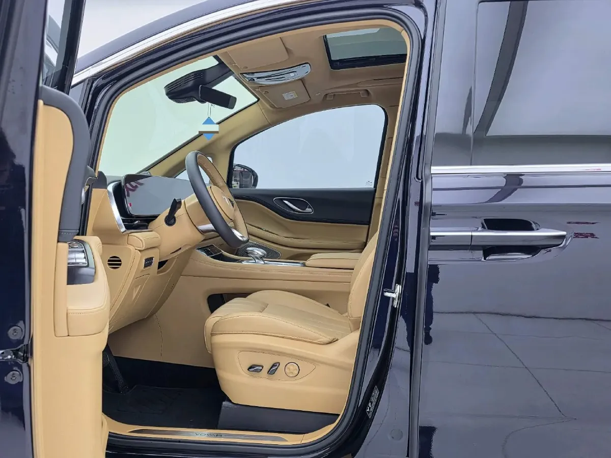 2024 Voyah Dream 1.5T 150HP L4 PHEV 43KWH,autocango,china used car exporter,china ev exporter,chinese used car exporter,chinese used ev exporter