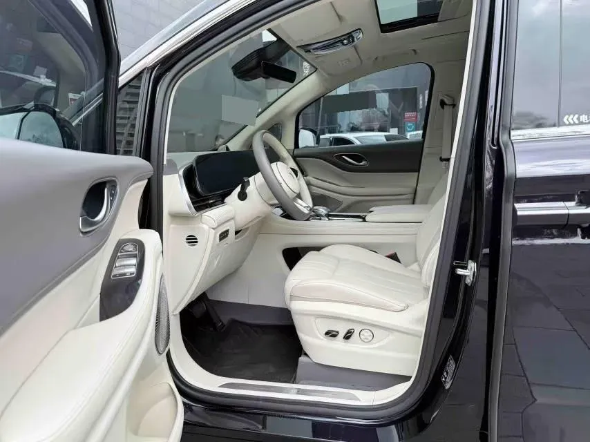 2024 Voyah Dream 1.5T 150HP L4 PHEV 43KWH,autocango,china used car exporter,china ev exporter,chinese used car exporter,chinese used ev exporter