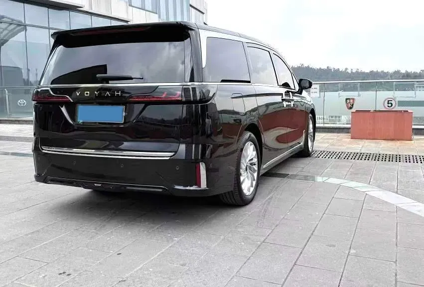 2024 Voyah Dream 1.5T 150HP L4 PHEV 43KWH,autocango,china used car exporter,china ev exporter,chinese used car exporter,chinese used ev exporter