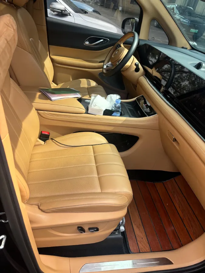 2024 Voyah Dream 1.5T 150HP L4 PHEV 43KWH,autocango,china used car exporter,china ev exporter,chinese used car exporter,chinese used ev exporter