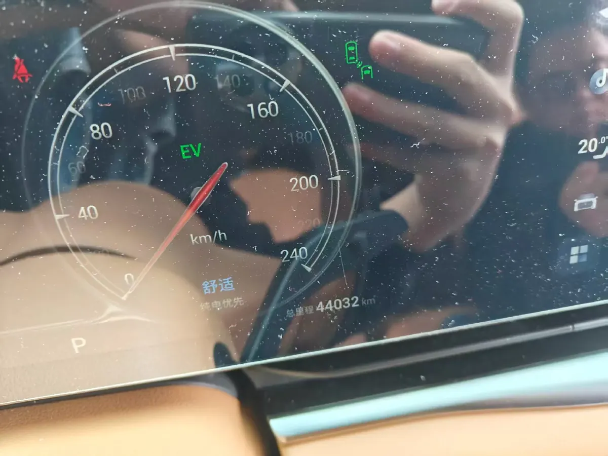 2024 Voyah Dream 1.5T 150HP L4 PHEV 43KWH,autocango,china used car exporter,china ev exporter,chinese used car exporter,chinese used ev exporter