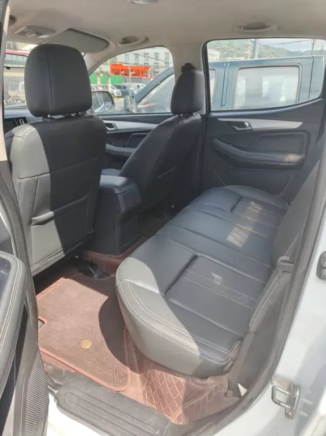 2023 Isuzu RE-MAX Jim 2.5T 143HP L4 6MT,autocango,china used car exporter,china ev exporter,chinese used car exporter,chinese used ev exporter