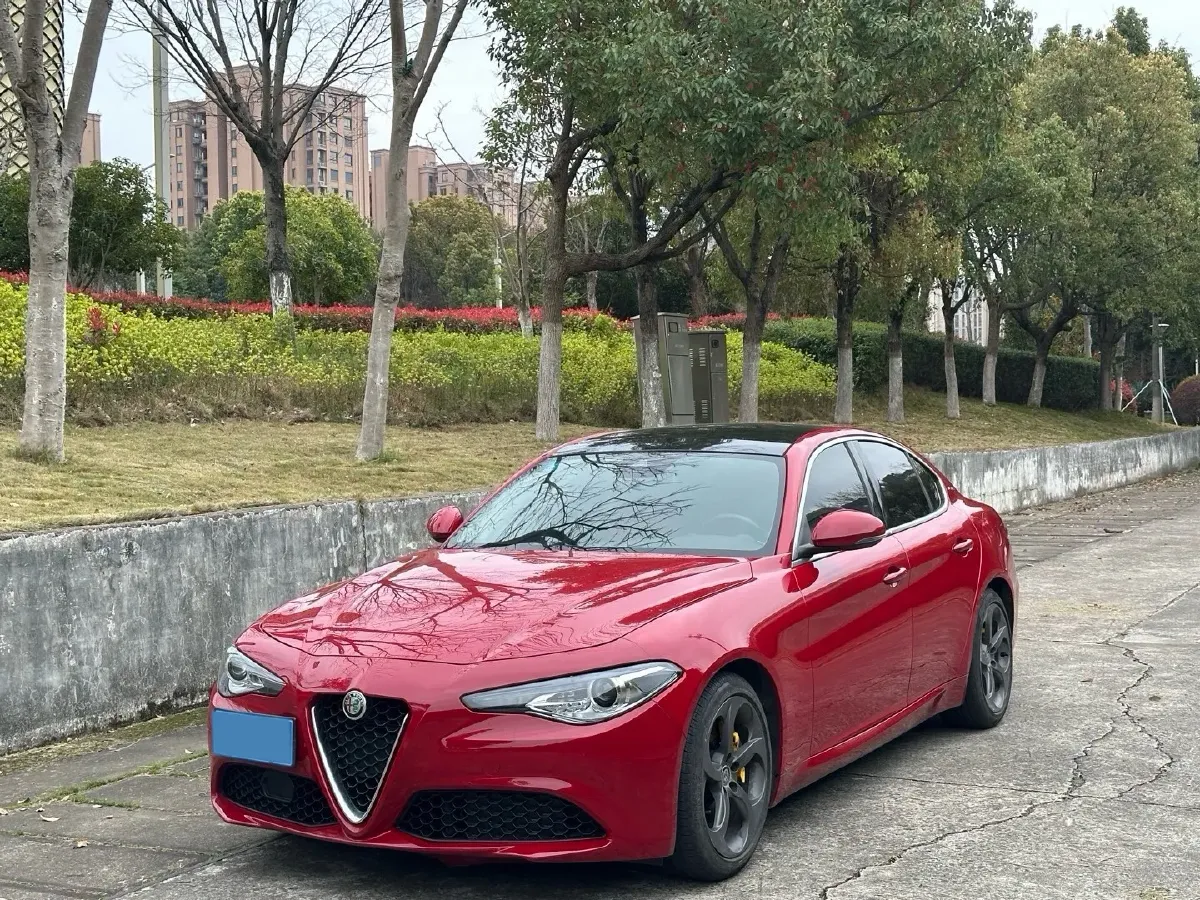 2020 Alfa Romeo Giulia 2.0T 280HP L4 8AT,autocango,china used car exporter,china ev exporter,chinese used car exporter,chinese used ev exporter