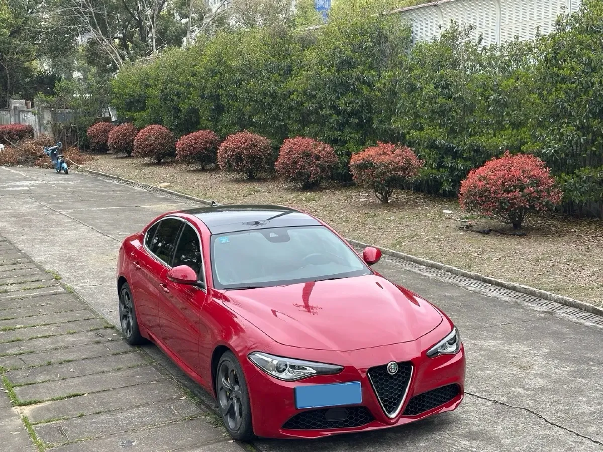 2020 Alfa Romeo Giulia 2.0T 280HP L4 8AT,autocango,china used car exporter,china ev exporter,chinese used car exporter,chinese used ev exporter