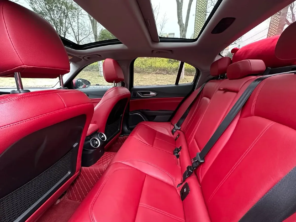 2020 Alfa Romeo Giulia 2.0T 280HP L4 8AT,autocango,china used car exporter,china ev exporter,chinese used car exporter,chinese used ev exporter