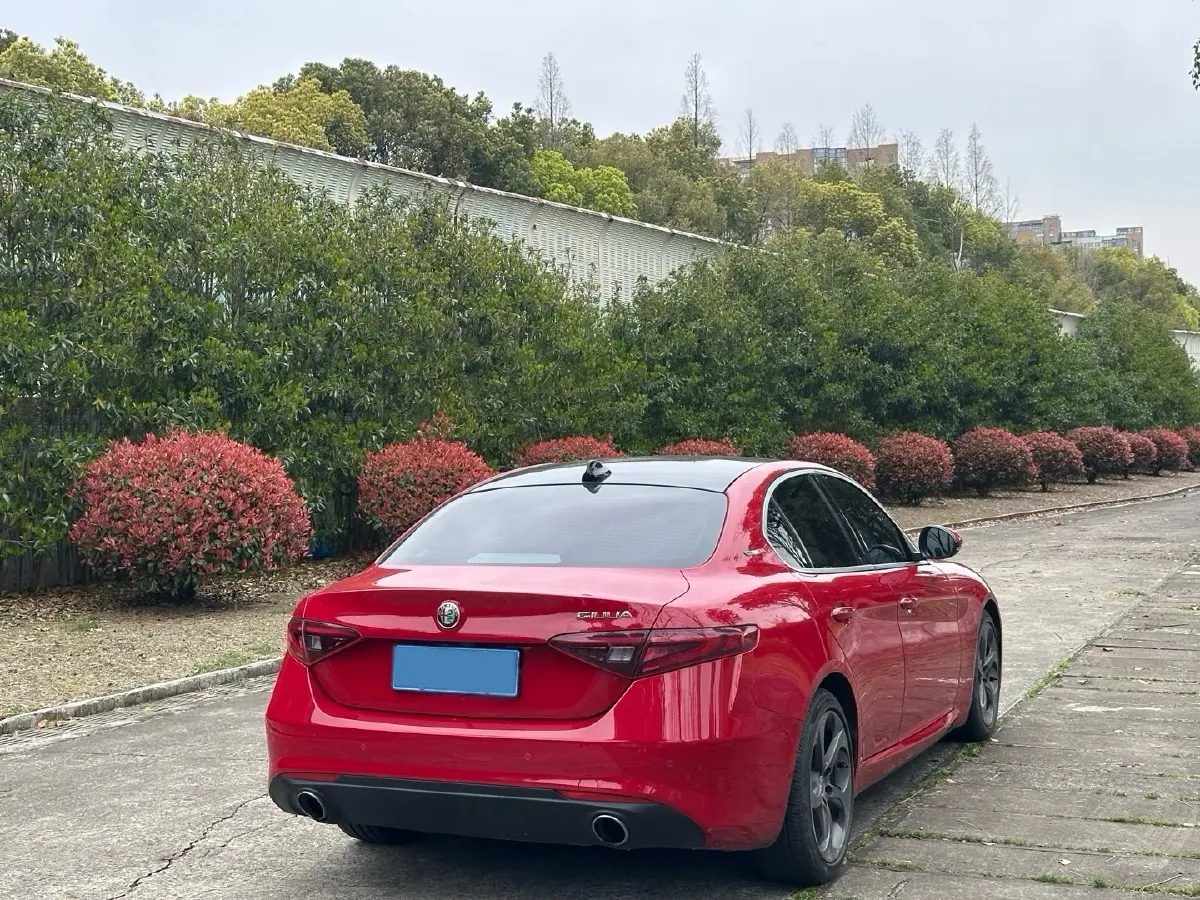 2020 Alfa Romeo Giulia 2.0T 280HP L4 8AT,autocango,china used car exporter,china ev exporter,chinese used car exporter,chinese used ev exporter