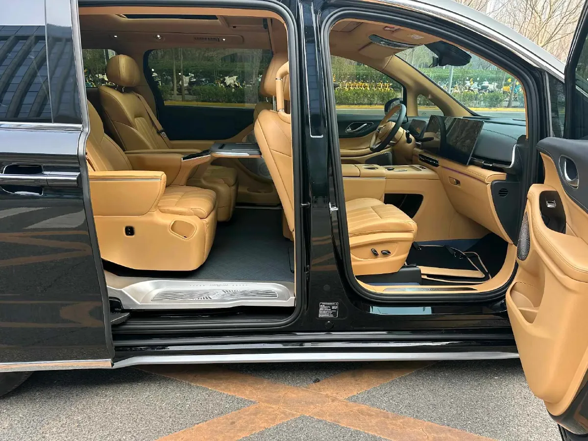 2025 Voyah Dream BEV 108.7KWH,autocango,china used car exporter,china ev exporter,chinese used car exporter,chinese used ev exporter