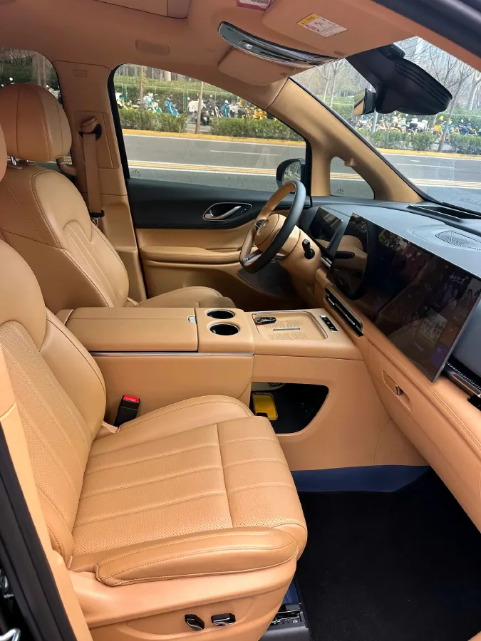 2025 Voyah Dream BEV 108.7KWH,autocango,china used car exporter,china ev exporter,chinese used car exporter,chinese used ev exporter