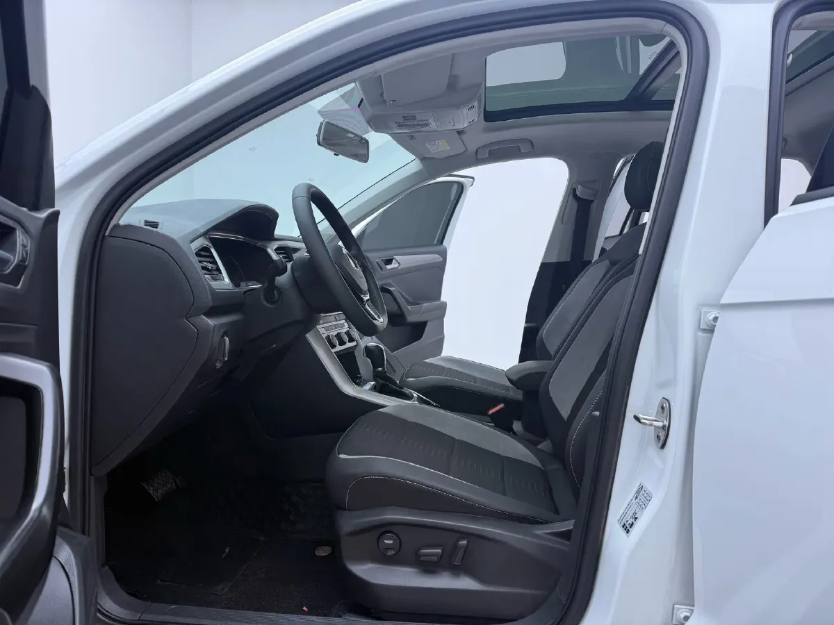 2021 Volkswagen T-Roc 1.4T 150HP L4 7DCT,autocango,china used car exporter,china ev exporter,chinese used car exporter,chinese used ev exporter