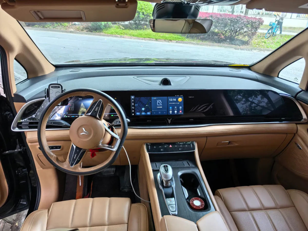 2024 Voyah Dream 1.5T 150HP L4 PHEV 43KWH,autocango,china used car exporter,china ev exporter,chinese used car exporter,chinese used ev exporter