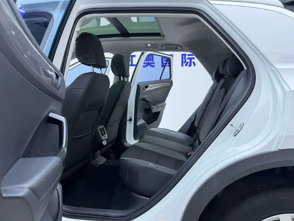 2022 Volkswagen T-Roc 1.4T 150HP L4 7DCT,autocango,china used car exporter,china ev exporter,chinese used car exporter,chinese used ev exporter
