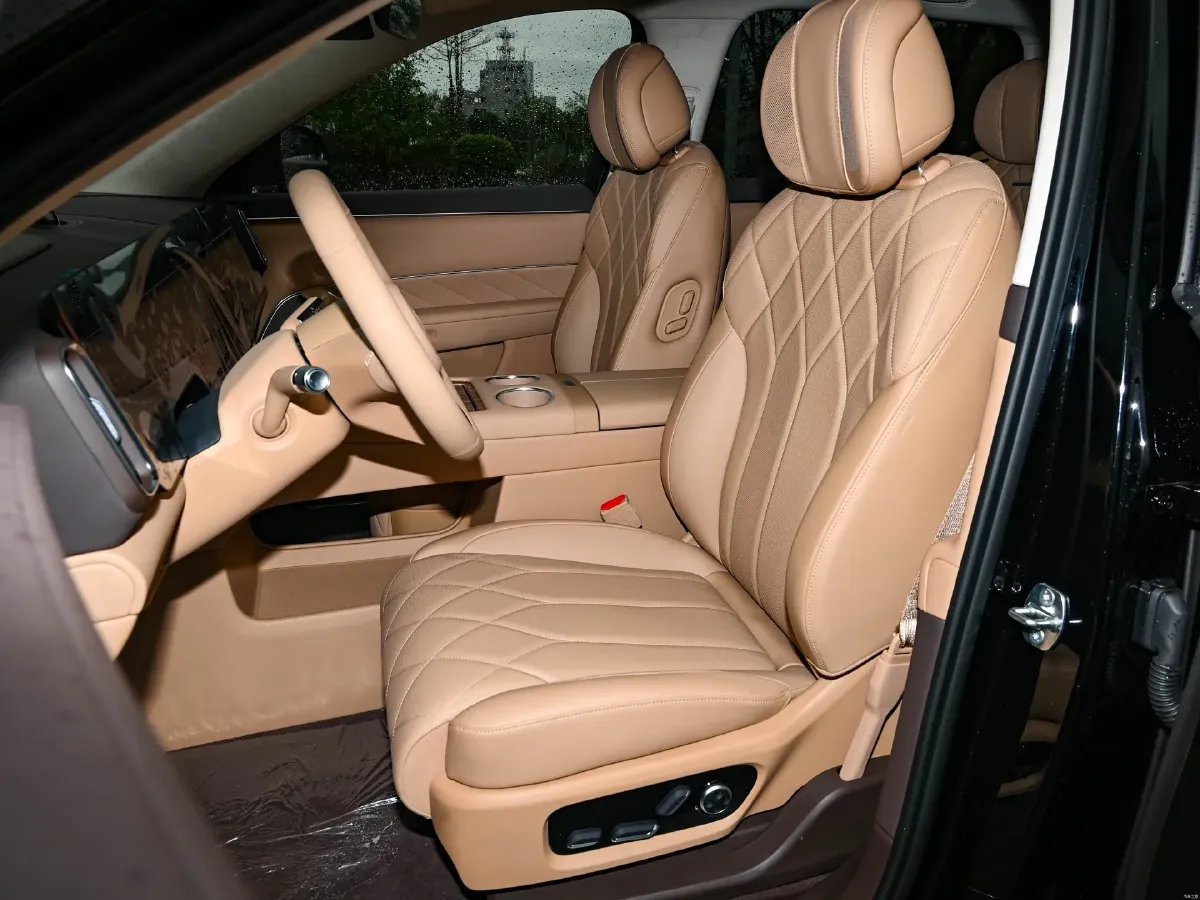 2025 AITO AITO M8 REEV 160HP REEV 53.4KWH,autocango,china used car exporter,china ev exporter,chinese used car exporter,chinese used ev exporter