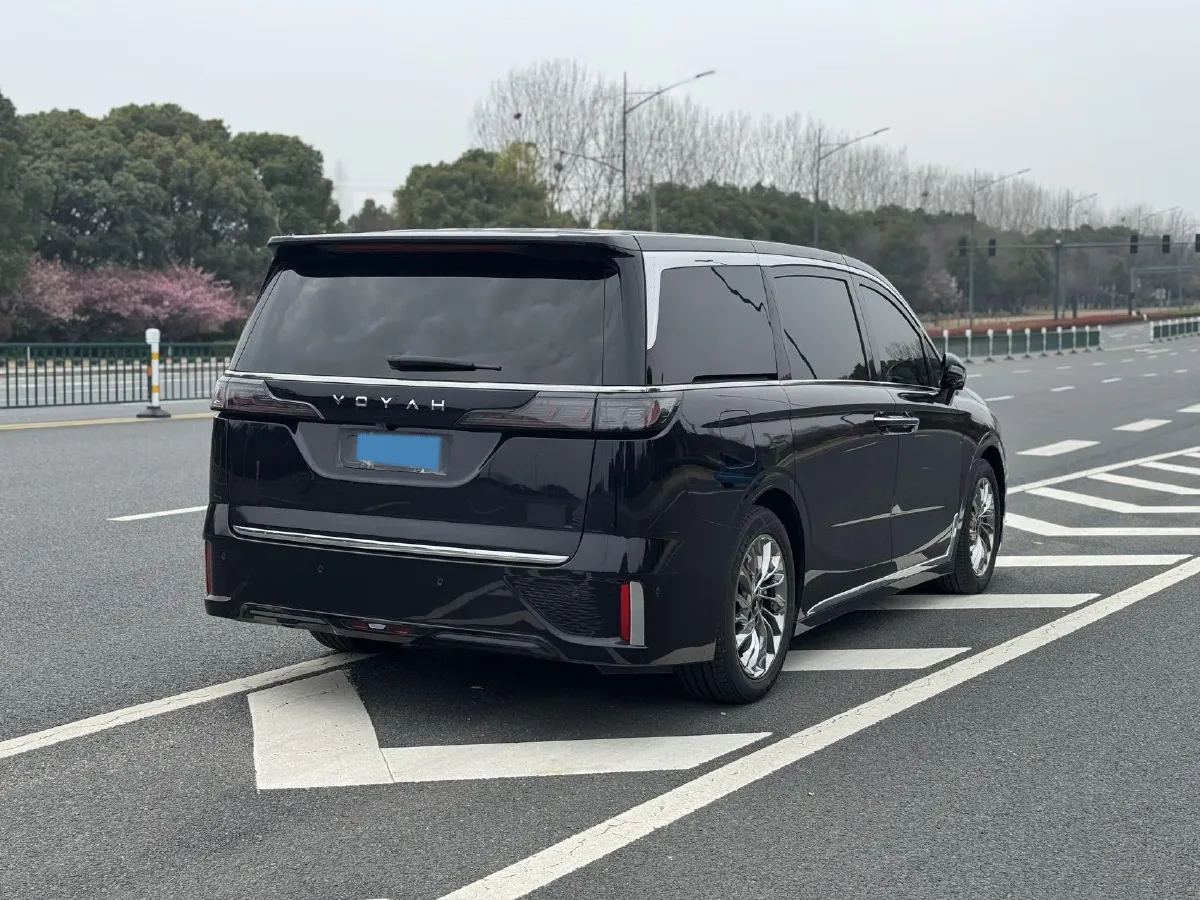 2024 Voyah Dream 1.5T 150HP L4 PHEV 43KWH,autocango,china used car exporter,china ev exporter,chinese used car exporter,chinese used ev exporter