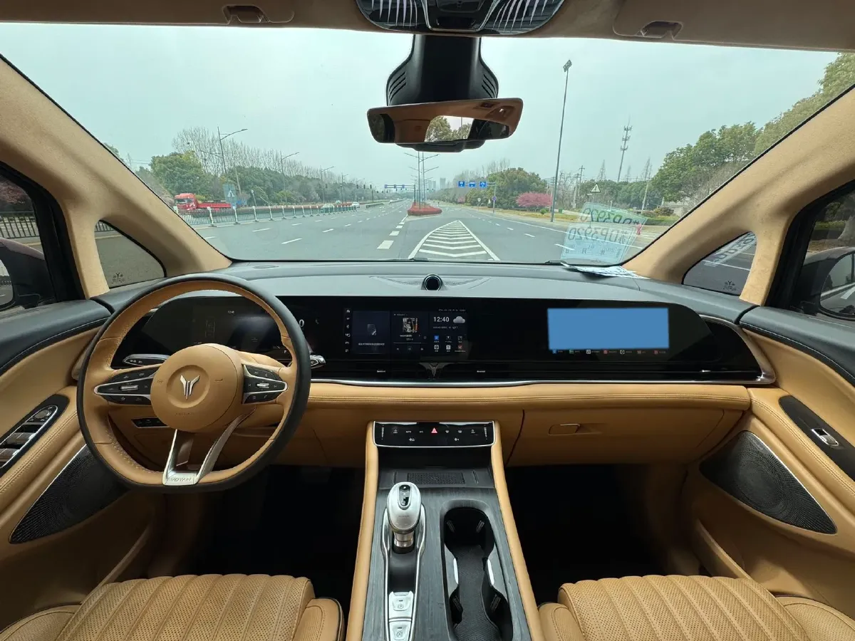 2024 Voyah Dream 1.5T 150HP L4 PHEV 43KWH,autocango,china used car exporter,china ev exporter,chinese used car exporter,chinese used ev exporter