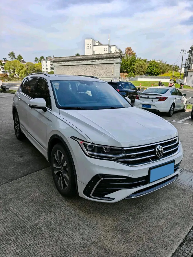 2024 Volkswagen Tiguan L 2.0T 186HP L4 7DCT,autocango,china used car exporter,china ev exporter,chinese used car exporter,chinese used ev exporter