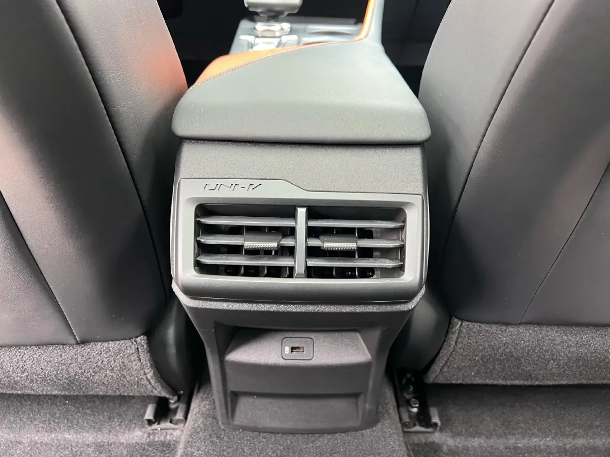 2022 ChangAn UNI-V 1.5T 188HP L4 7DCT,autocango,china used car exporter,china ev exporter,chinese used car exporter,chinese used ev exporter