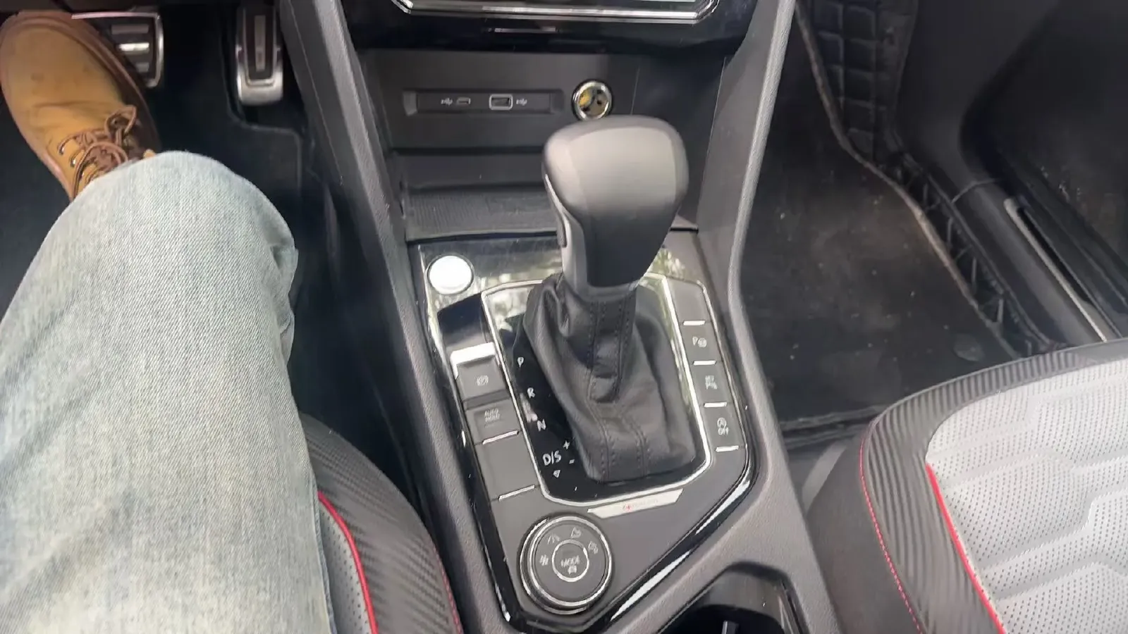 2023 Volkswagen Tiguan L 2.0T 220HP L4 7DCT,autocango,china used car exporter,china ev exporter,chinese used car exporter,chinese used ev exporter