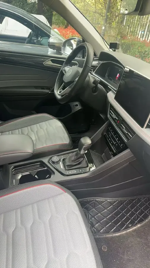 2023 Volkswagen Tiguan L 2.0T 220HP L4 7DCT,autocango,china used car exporter,china ev exporter,chinese used car exporter,chinese used ev exporter