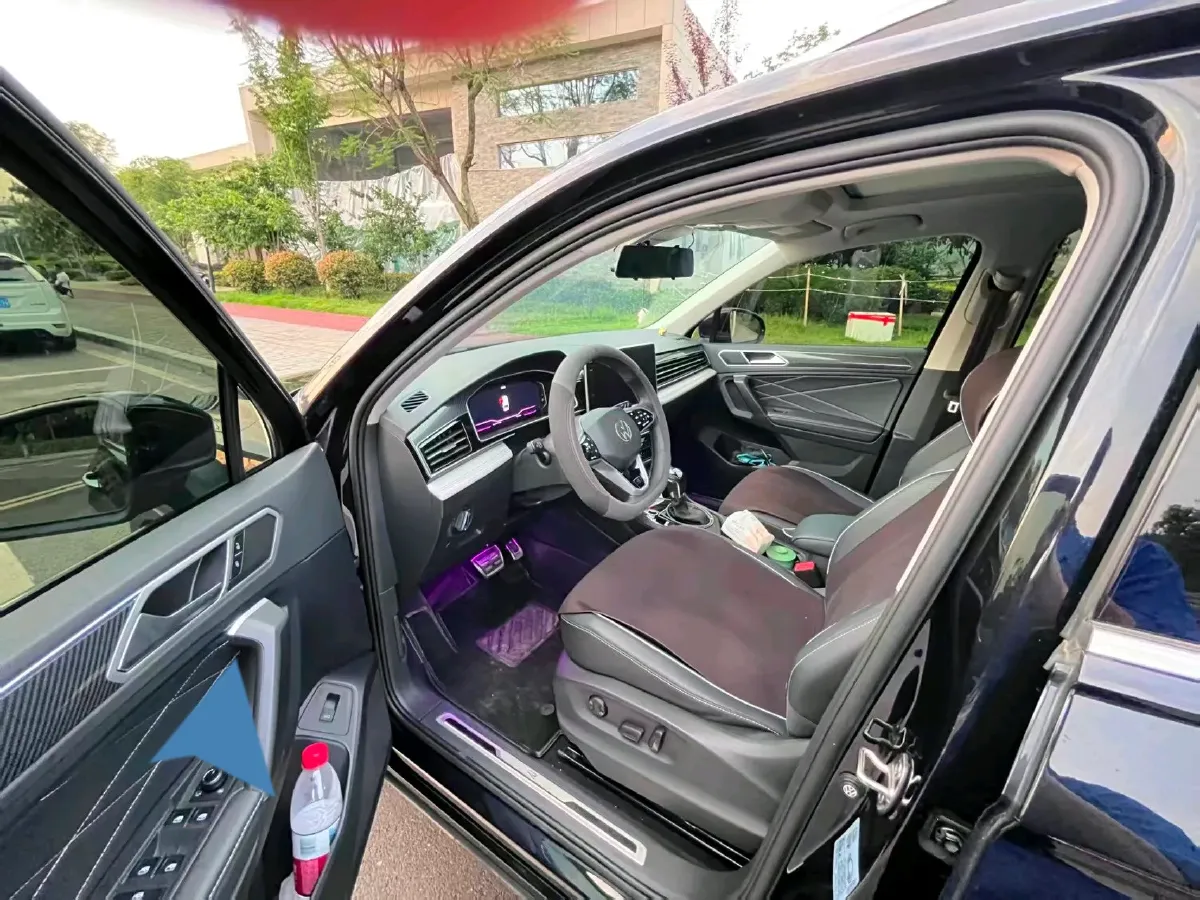 2023 Volkswagen Tiguan L 2.0T 186HP L4 7DCT,autocango,china used car exporter,china ev exporter,chinese used car exporter,chinese used ev exporter