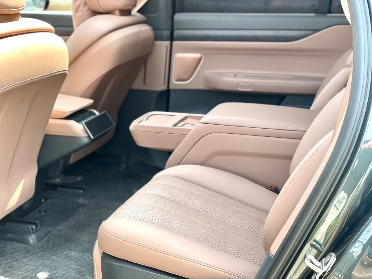 2024 Porsche Macan All-Electric BEV 100KWH,autocango,china used car exporter,china ev exporter,chinese used car exporter,chinese used ev exporter