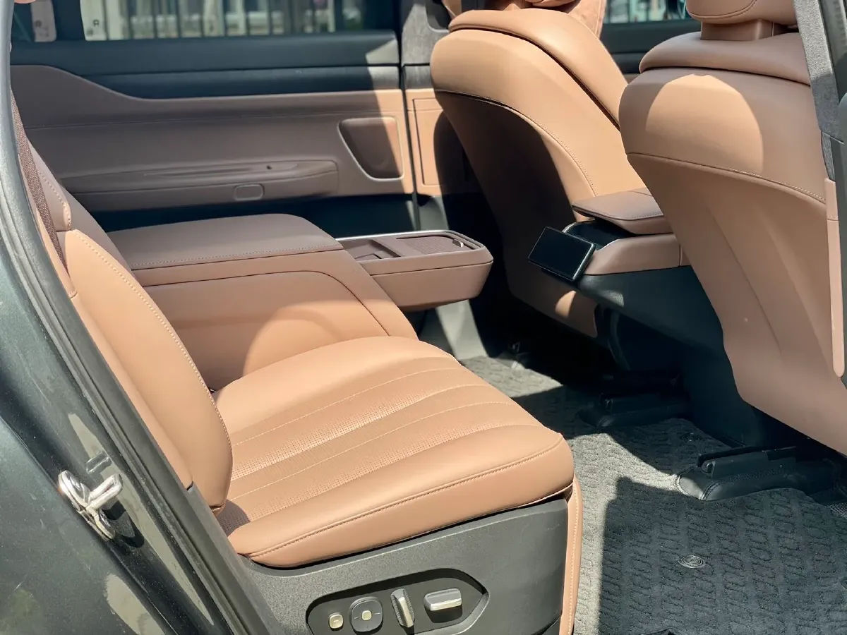 2024 Porsche Macan All-Electric BEV 100KWH,autocango,china used car exporter,china ev exporter,chinese used car exporter,chinese used ev exporter