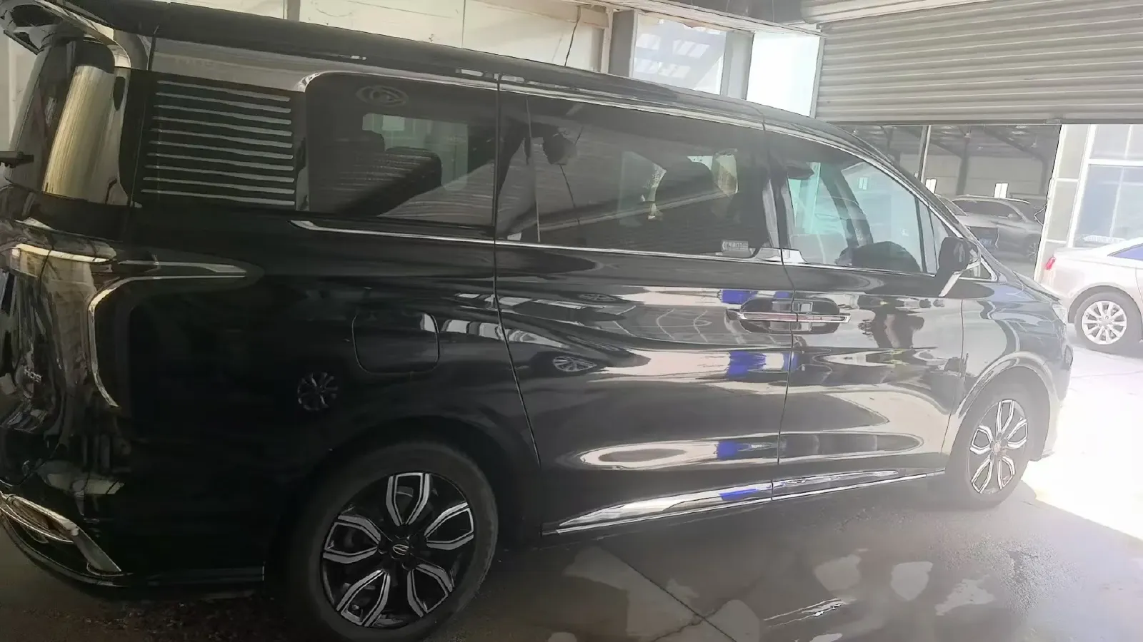 2023 HongQi HQ9 2.0T 252HP L4 8AT,autocango,china used car exporter,china ev exporter,chinese used car exporter,chinese used ev exporter