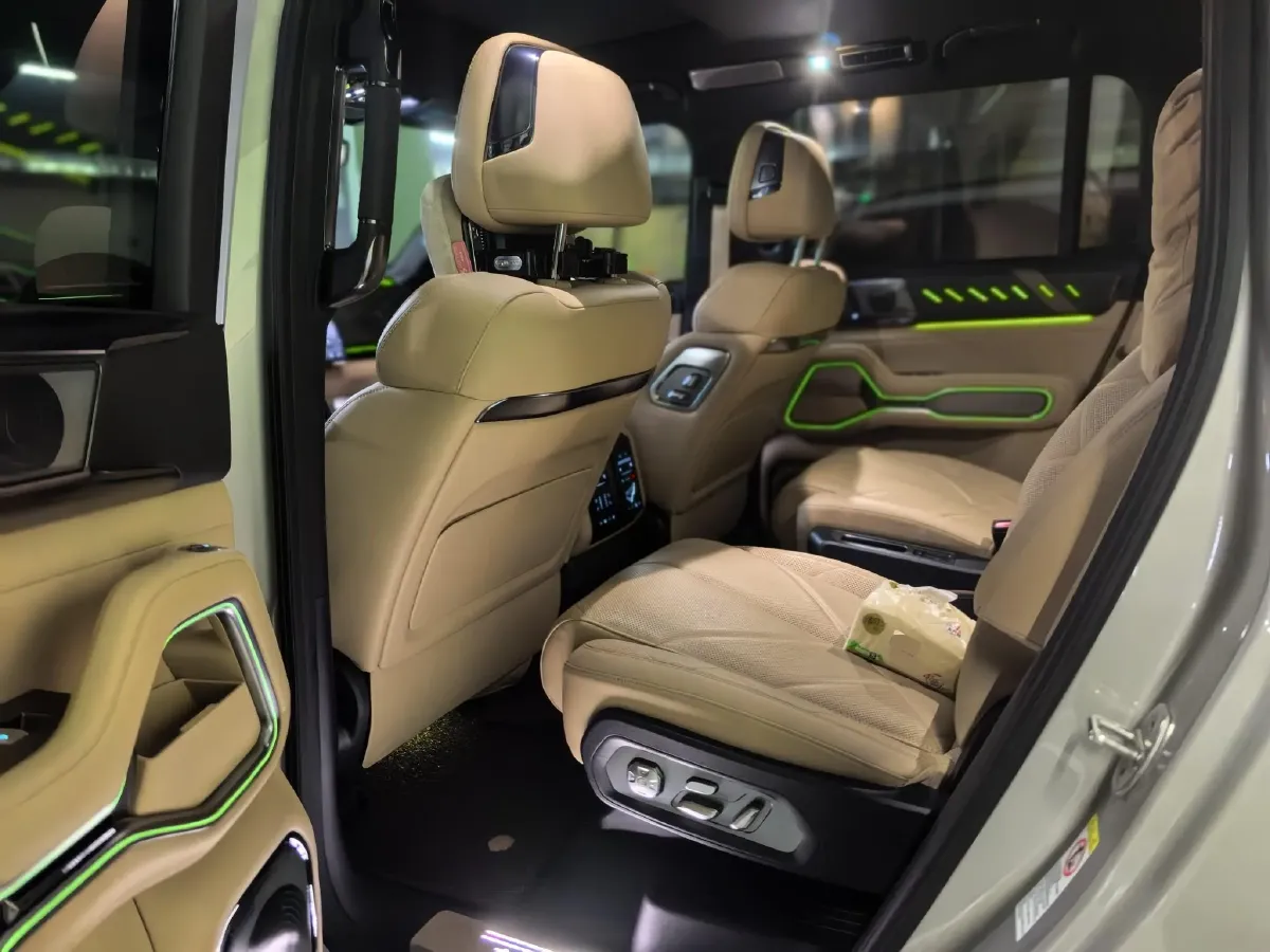 2025 FangChengBao Bao 8 2.0T 245HP L4 E-CVT PHEV 36.8KWH,autocango,china used car exporter,china ev exporter,chinese used car exporter,chinese used ev exporter