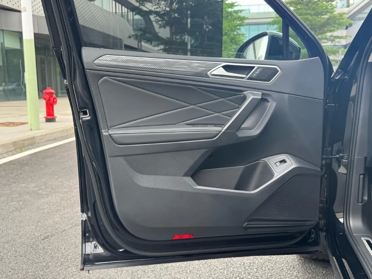 2024 Volkswagen Tiguan L 2.0T 186HP L4 7DCT,autocango,china used car exporter,china ev exporter,chinese used car exporter,chinese used ev exporter