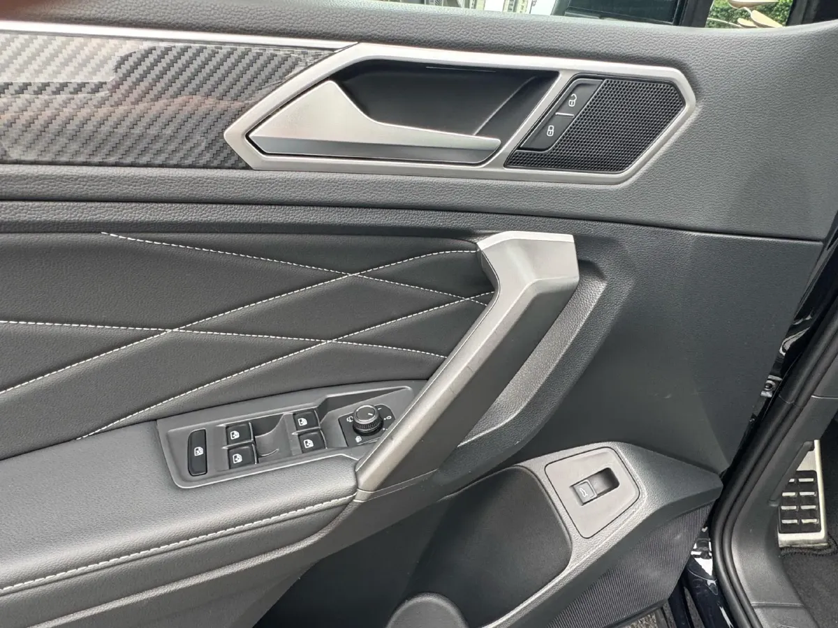 2024 Volkswagen Tiguan L 2.0T 186HP L4 7DCT,autocango,china used car exporter,china ev exporter,chinese used car exporter,chinese used ev exporter